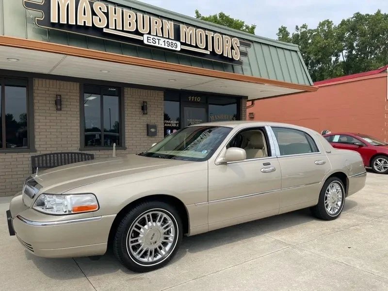 2010 Lincoln Town Car - Image 2 of 31