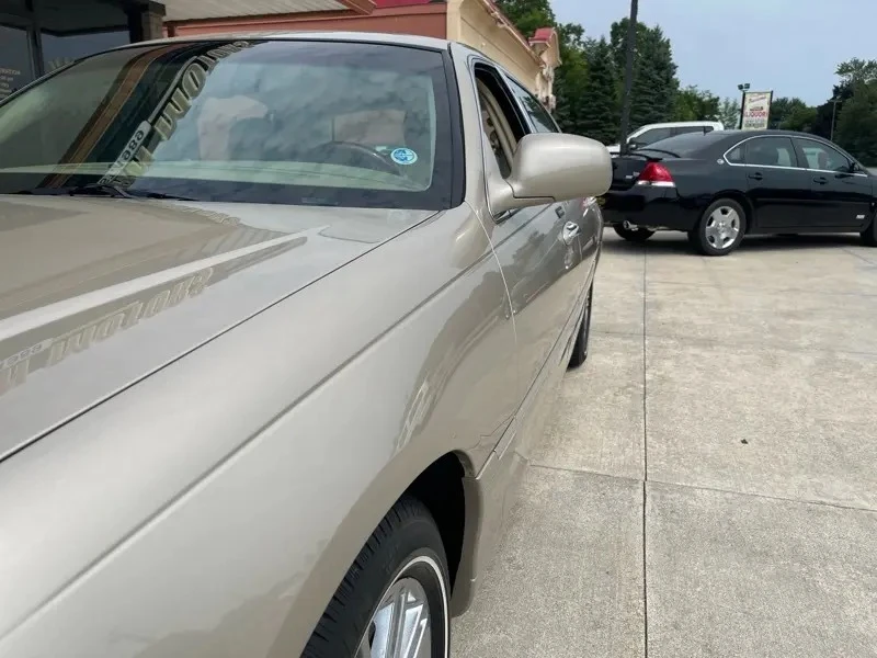 2010 Lincoln Town Car - Image 3 of 31