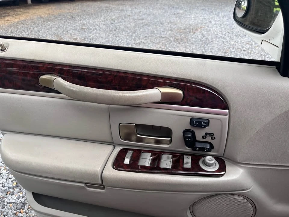2010 Lincoln Town Car - Image 11 of 16
