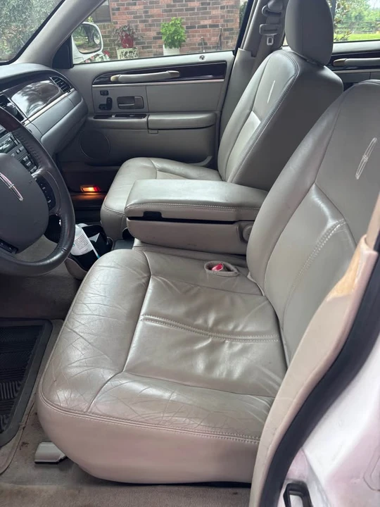 2010 Lincoln Town Car - Image 10 of 16