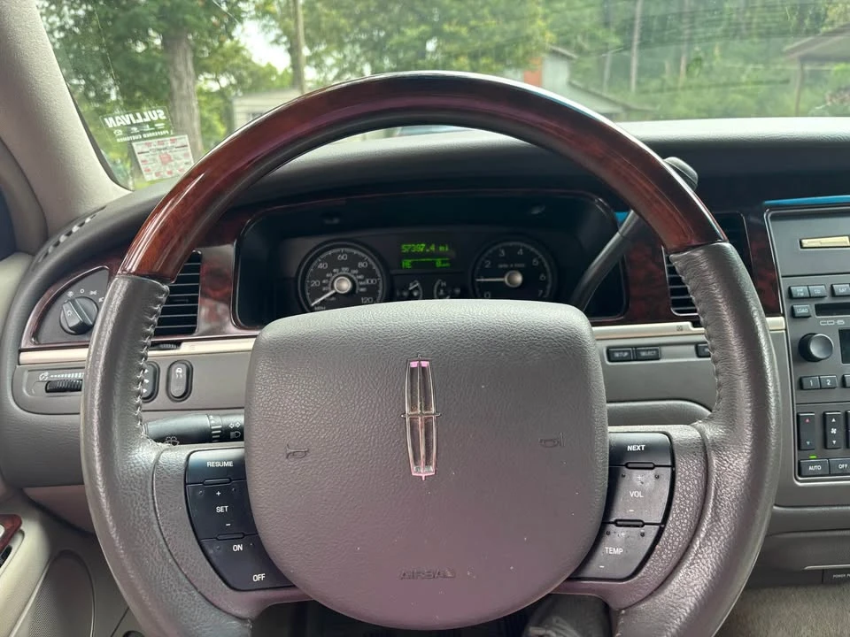 2010 Lincoln Town Car - Image 8 of 16