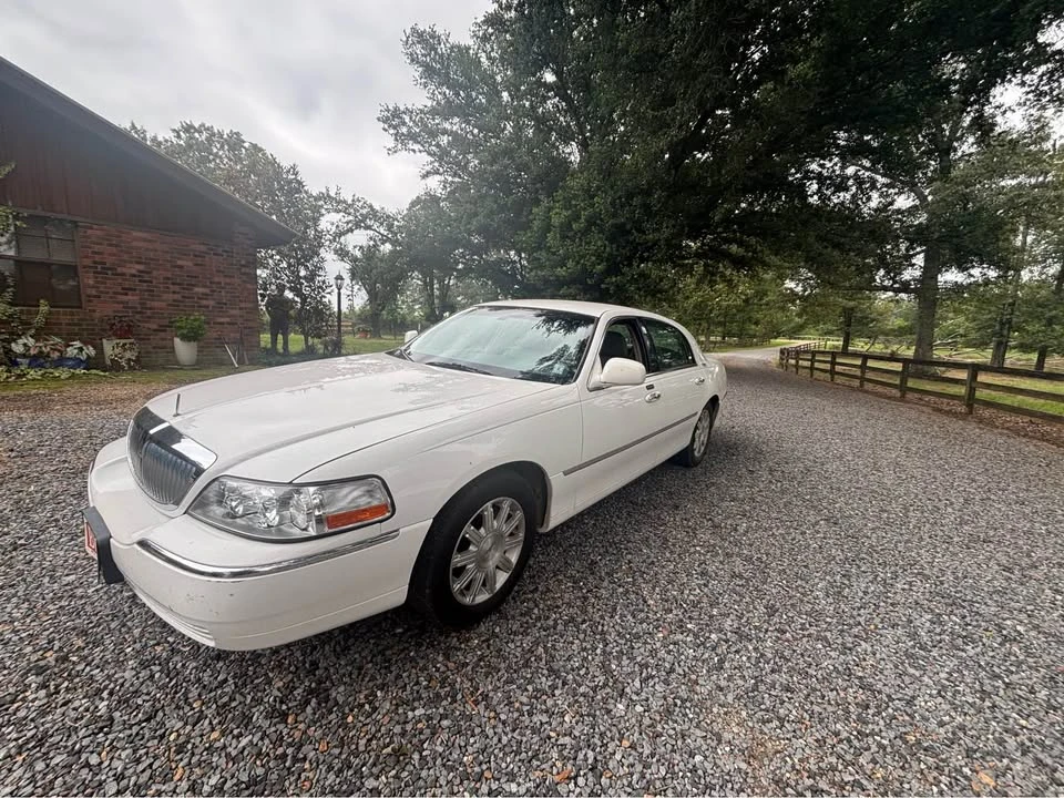 2010 Lincoln Town Car - Image 2 of 16