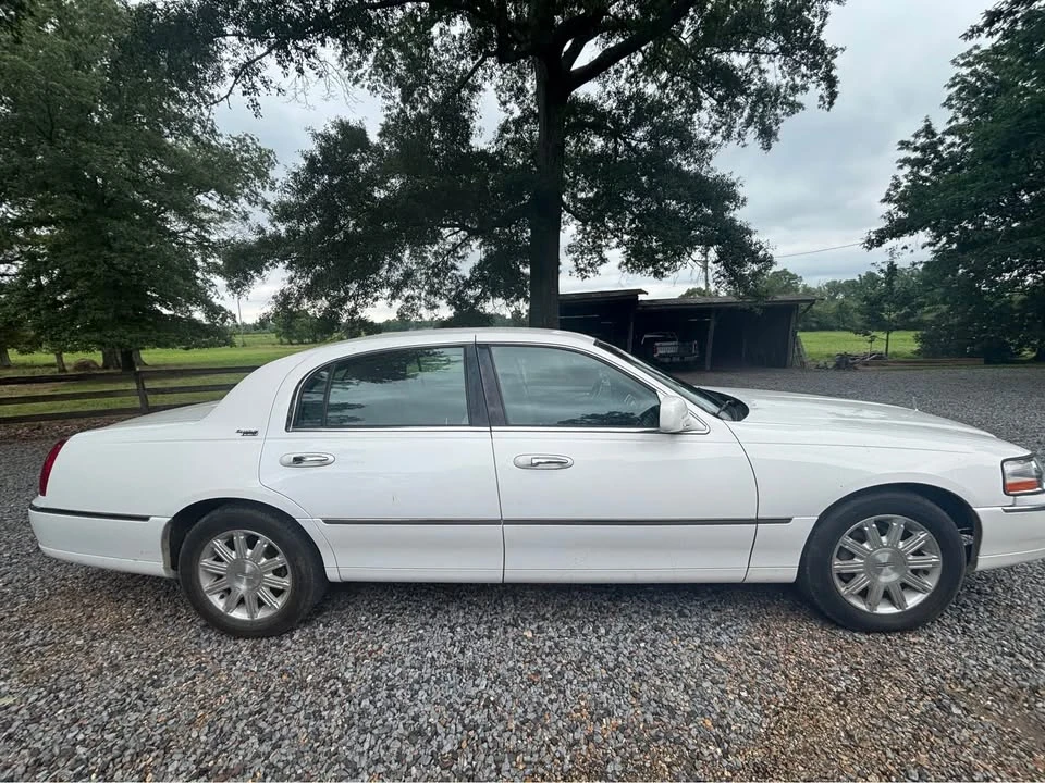 2010 Lincoln Town Car - Image 5 of 16