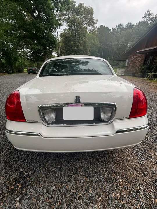 2010 Lincoln Town Car - Image 6 of 16