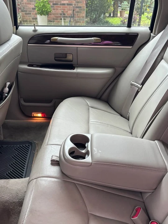 2010 Lincoln Town Car - Image 13 of 16