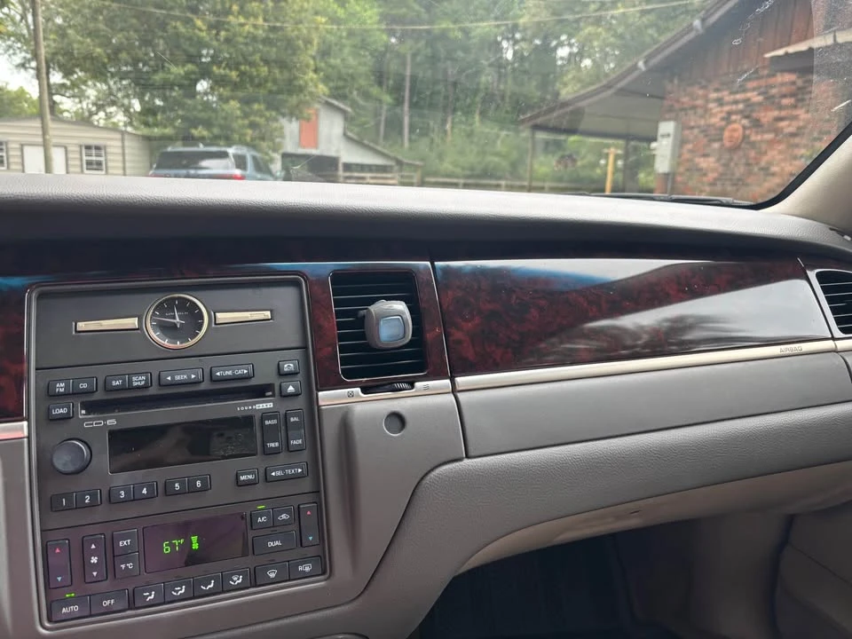 2010 Lincoln Town Car - Image 9 of 16