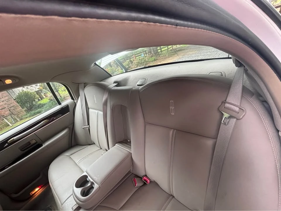 2010 Lincoln Town Car - Image 14 of 16