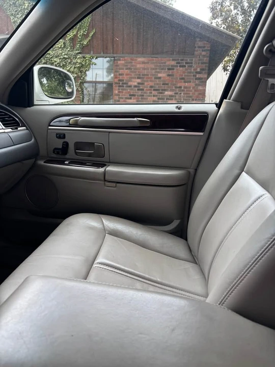 2010 Lincoln Town Car - Image 12 of 16