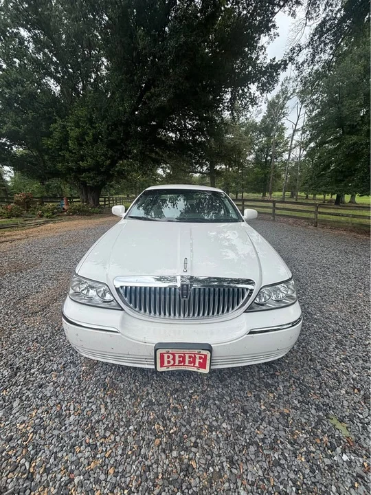 2010 Lincoln Town Car - Image 3 of 16