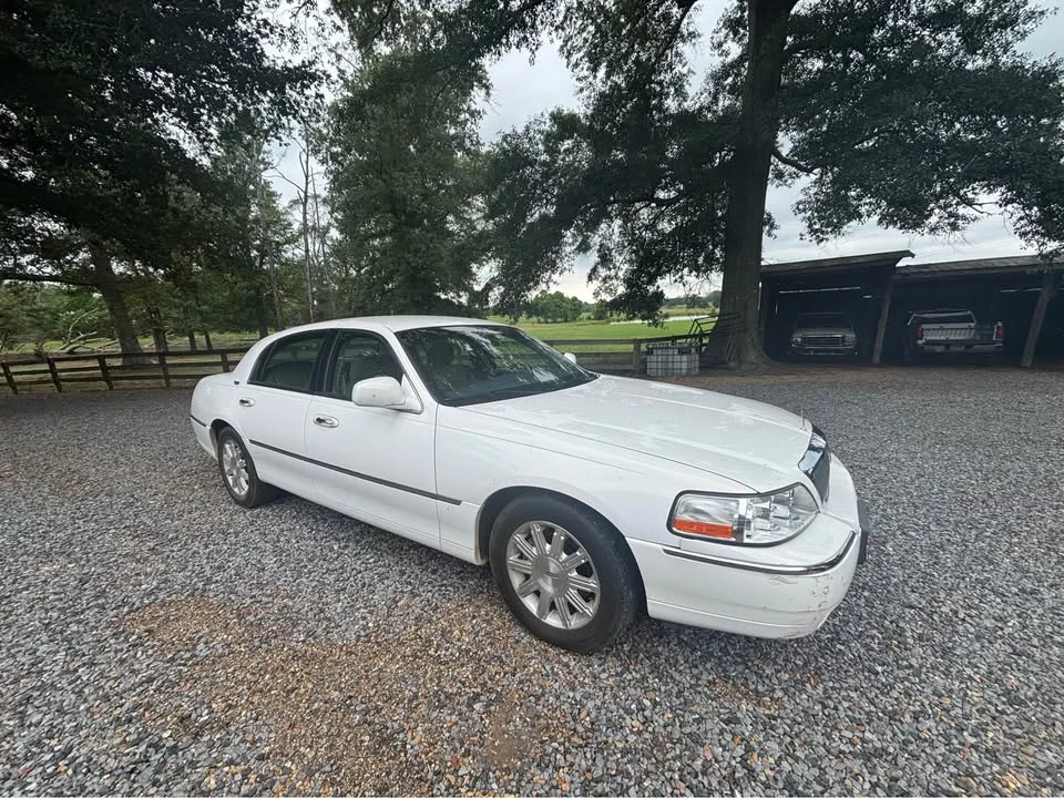 2010 Lincoln Town Car - Image 4 of 16