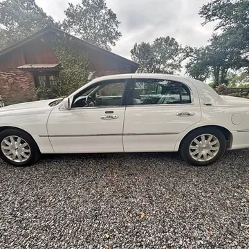 2010 Lincoln Town Car Signature Limited Sedan 4D