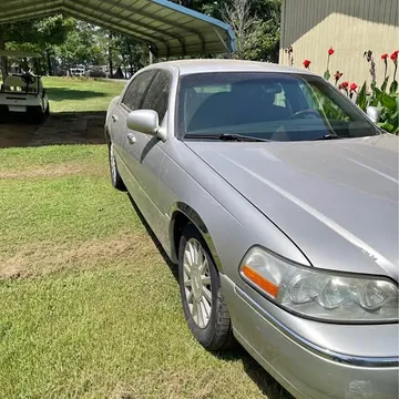 2010 Lincoln Town Car Signature Limited Sedan 4D