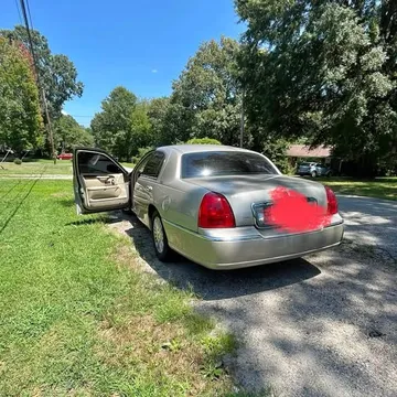 2010 Lincoln Town Car Signature Limited Sedan 4D