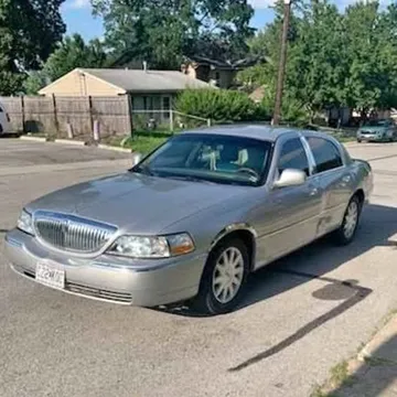 2010 Lincoln Town Car Signature Sedan 4D