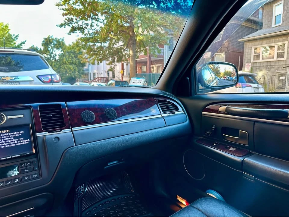 2010 Lincoln Town Car - Image 10 of 20