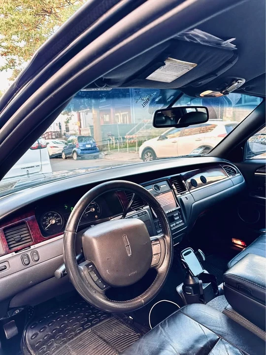 2010 Lincoln Town Car - Image 18 of 20