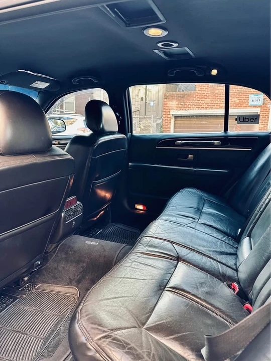 2010 Lincoln Town Car - Image 17 of 20