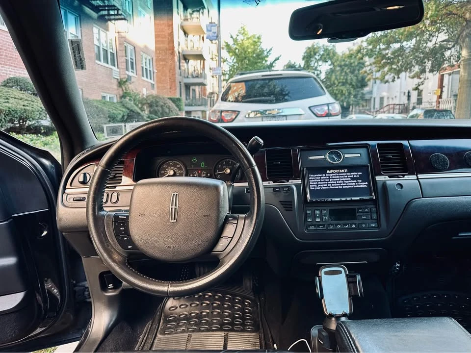 2010 Lincoln Town Car - Image 14 of 20