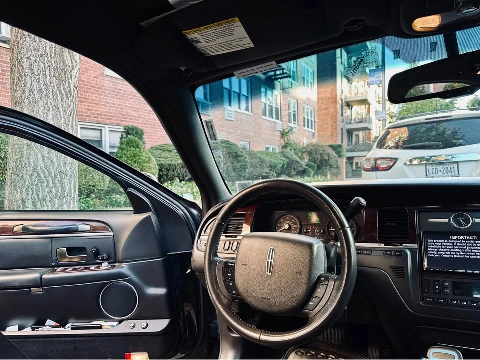 2010 Lincoln Town Car - Image 15 of 20