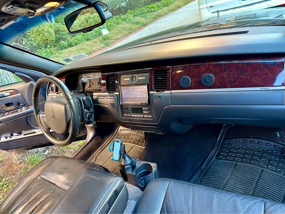 2010 Lincoln Town Car - Image 11 of 20