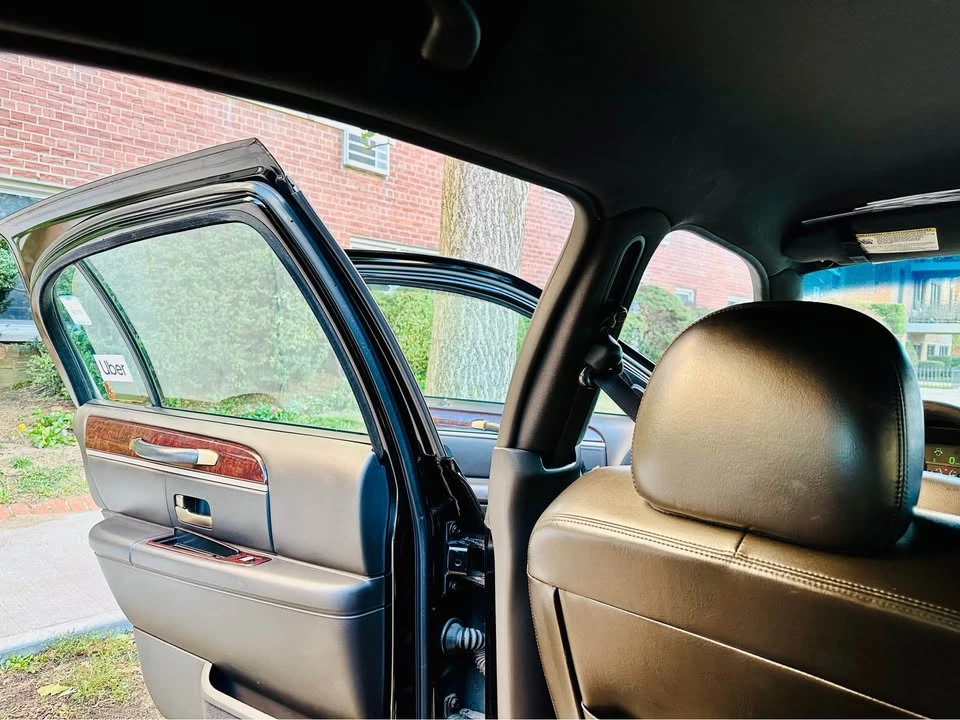 2010 Lincoln Town Car - Image 13 of 20