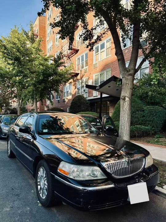 2010 Lincoln Town Car - Image 2 of 20