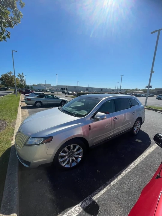 2010 Lincoln MKT - Image 2 of 7