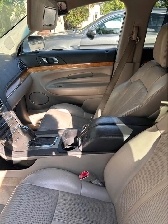 2010 Lincoln MKT - Image 4 of 9