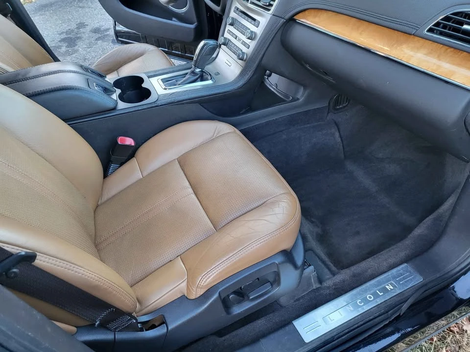 2010 Lincoln MKT - Image 11 of 16