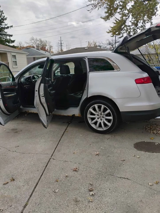 2010 Lincoln MKT - Image 11 of 15