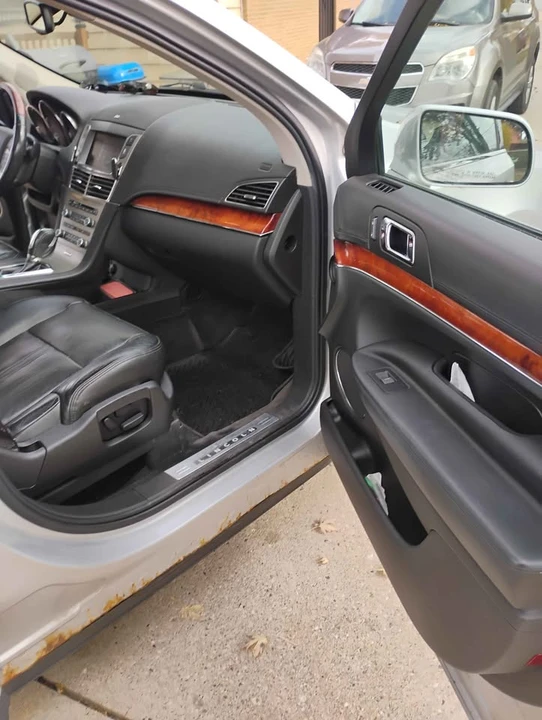 2010 Lincoln MKT - Image 8 of 15
