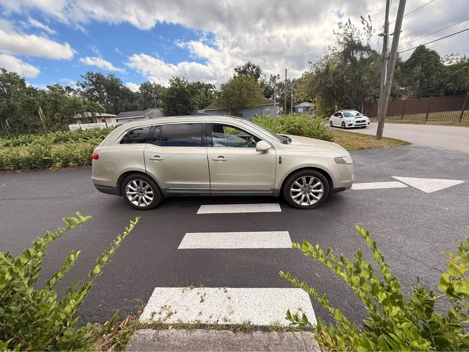 2010 Lincoln MKT - Image 2 of 5