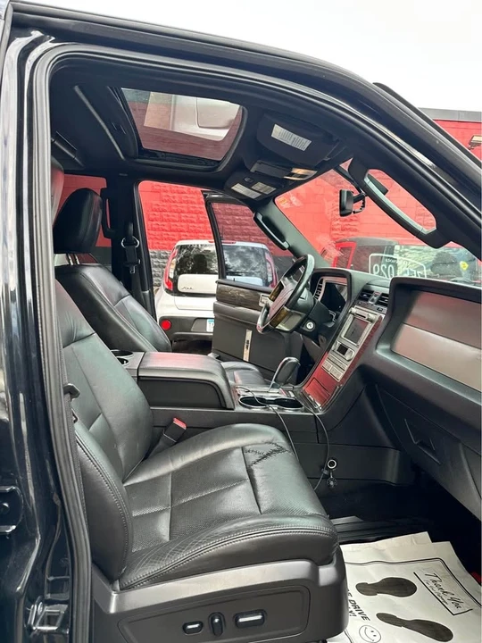 2010 Lincoln Navigator 3rd Gen - Image 12 of 17
