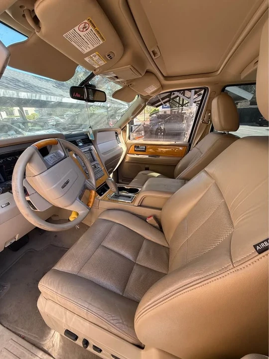 2010 Lincoln Navigator 3rd Gen - Image 3 of 7