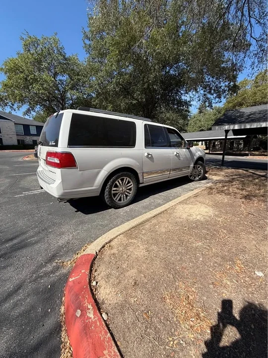 2010 Lincoln Navigator 3rd Gen - Image 2 of 7