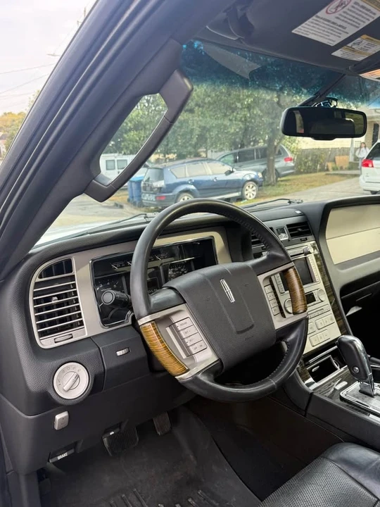 2010 Lincoln Navigator 3rd Gen - Image 4 of 12