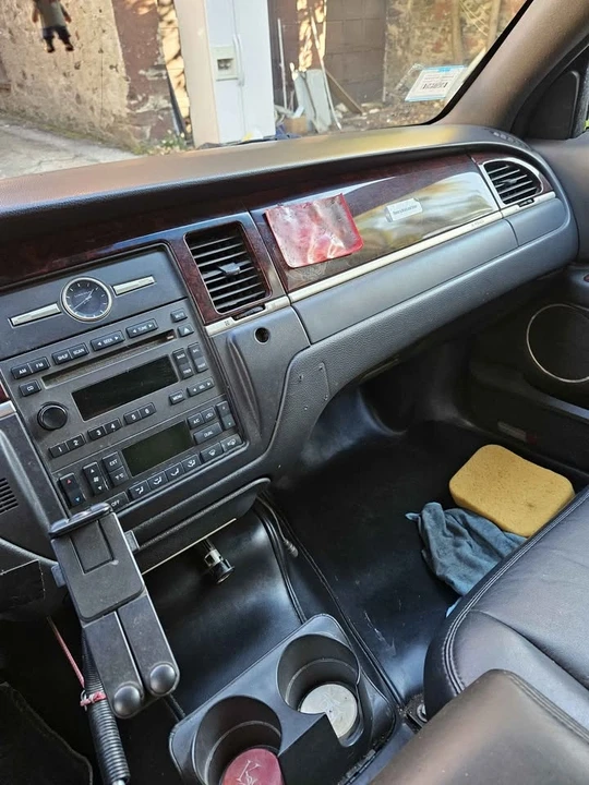 2010 Lincoln Town Car - Image 3 of 13