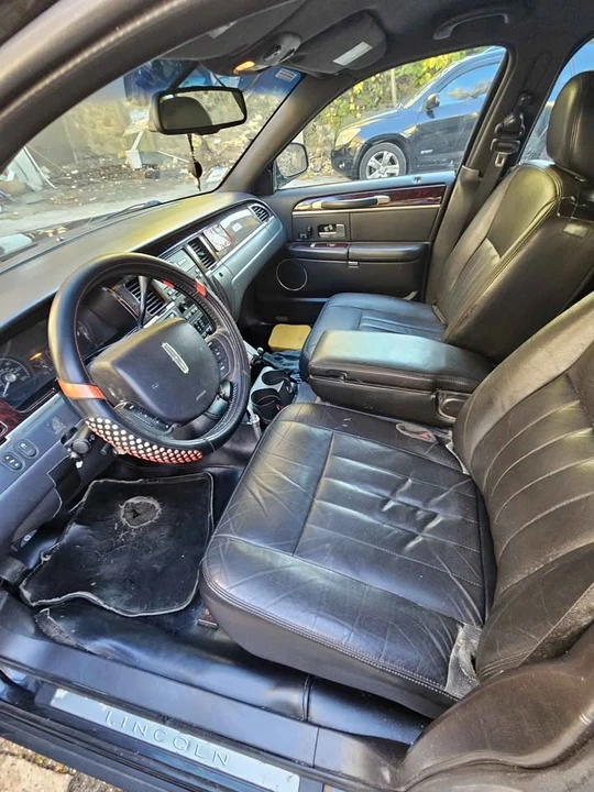 2010 Lincoln Town Car - Image 10 of 13