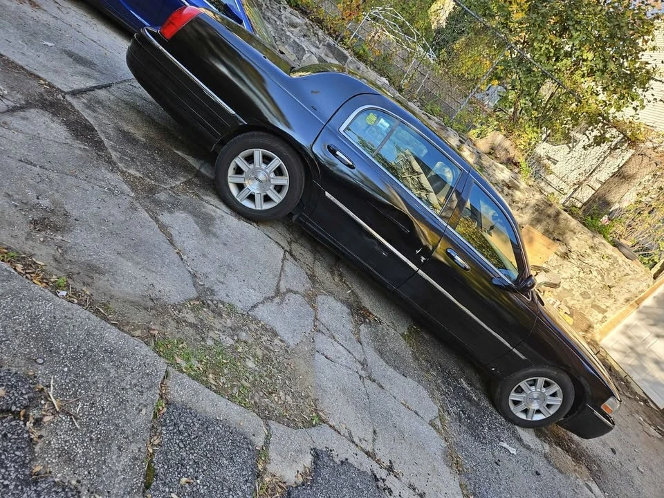 2010 Lincoln Town Car - Image 11 of 13