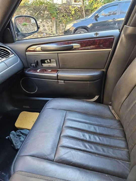 2010 Lincoln Town Car - Image 5 of 13
