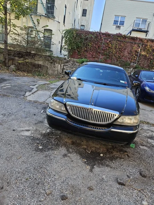 2010 Lincoln Town Car - Image 12 of 13