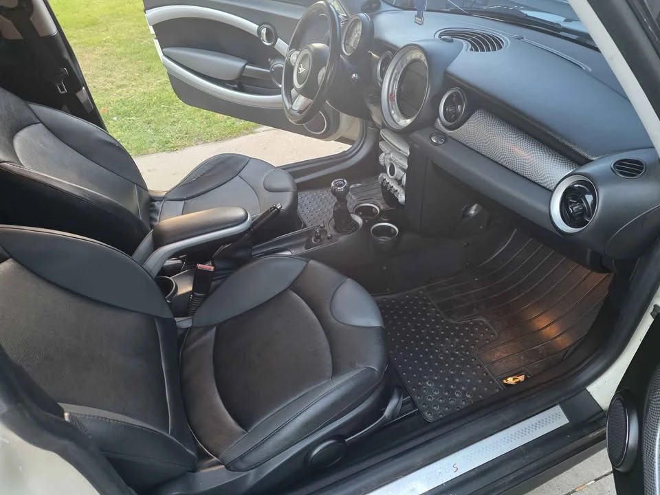 2010 Mini Coupe & Roadster - Image 13 of 17