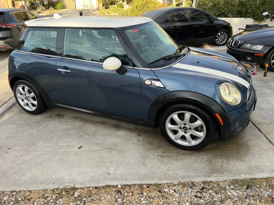 2010 Mini Coupe & Roadster - Image 2 of 15