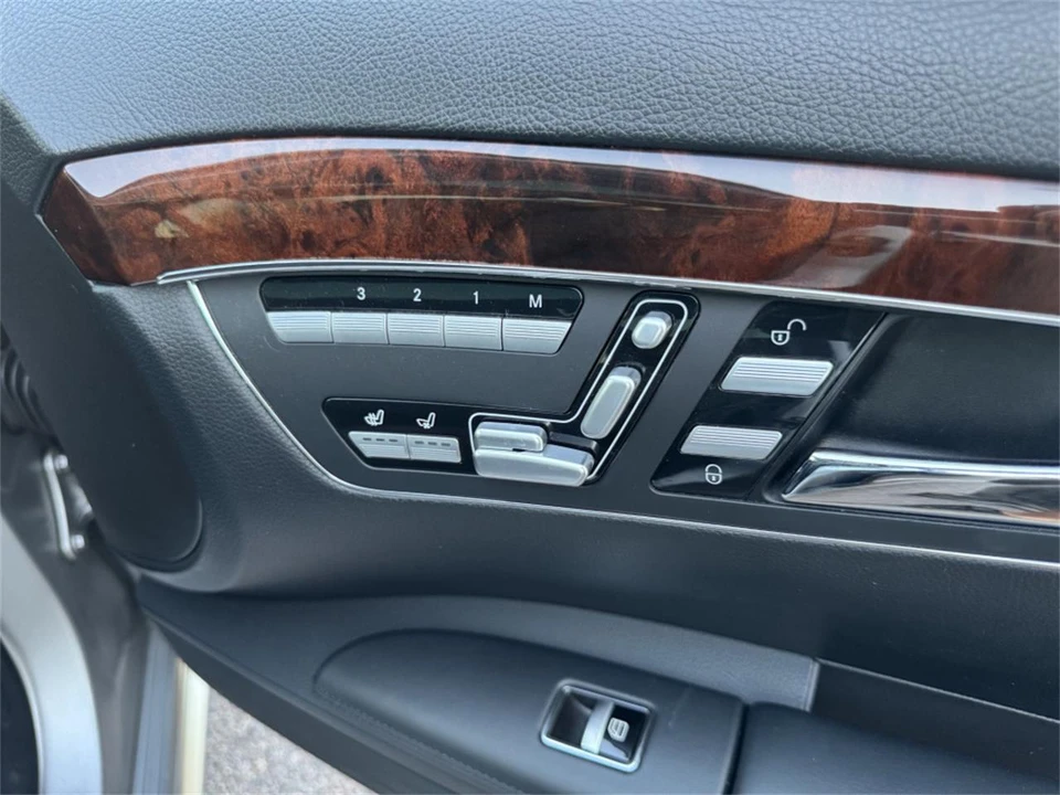 2010 Mercedes-Benz - Image 13 of 27