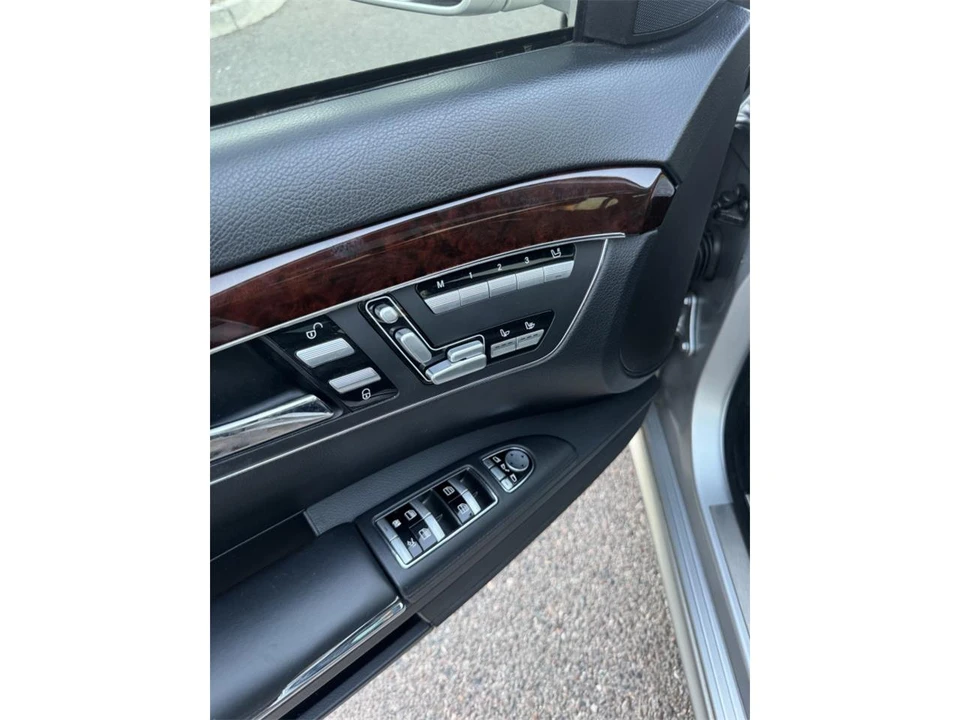 2010 Mercedes-Benz - Image 26 of 27