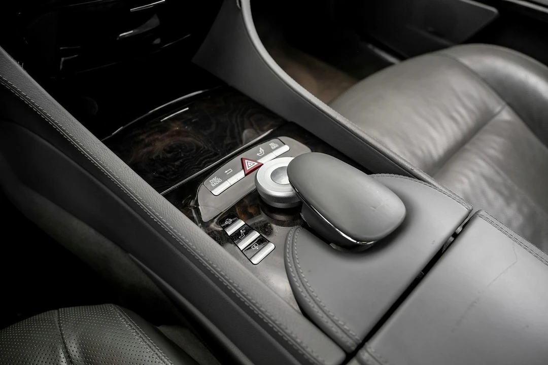 2010 Mercedes-Benz - Image 18 of 31