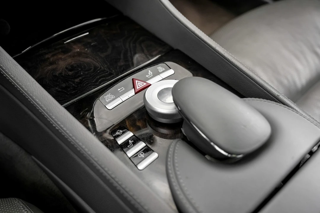 2010 Mercedes-Benz - Image 19 of 31