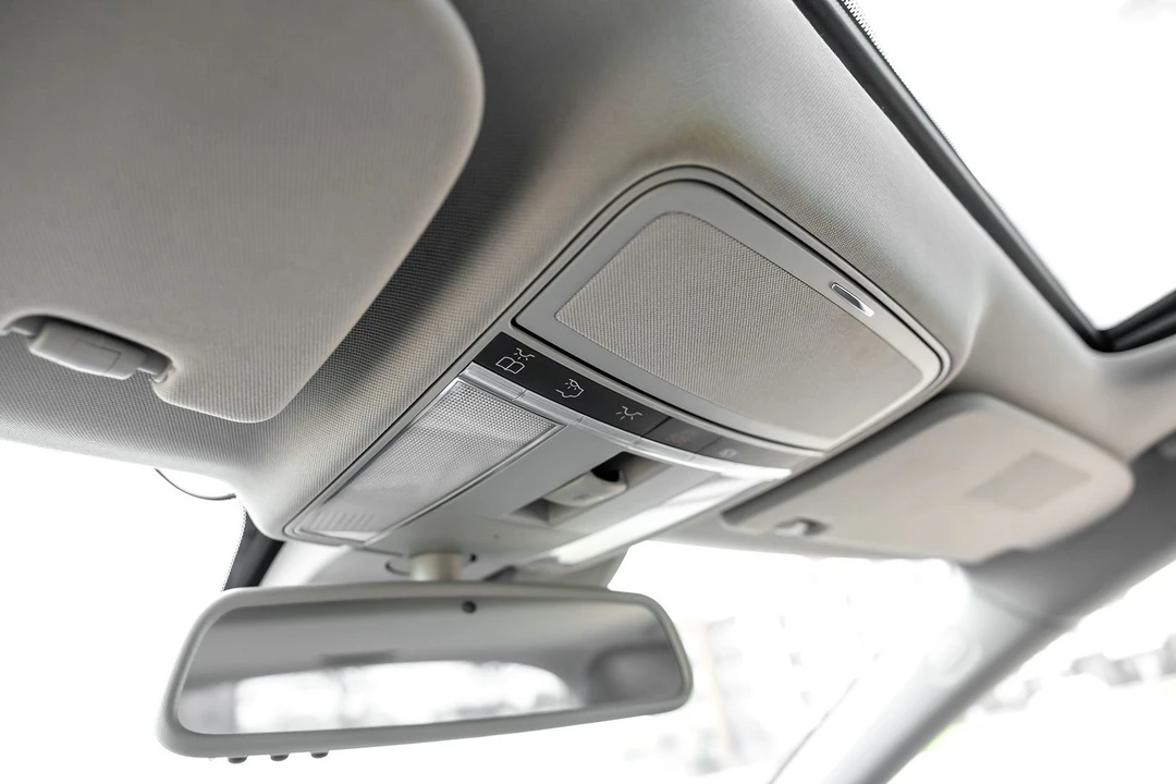 2010 Mercedes-Benz - Image 17 of 31