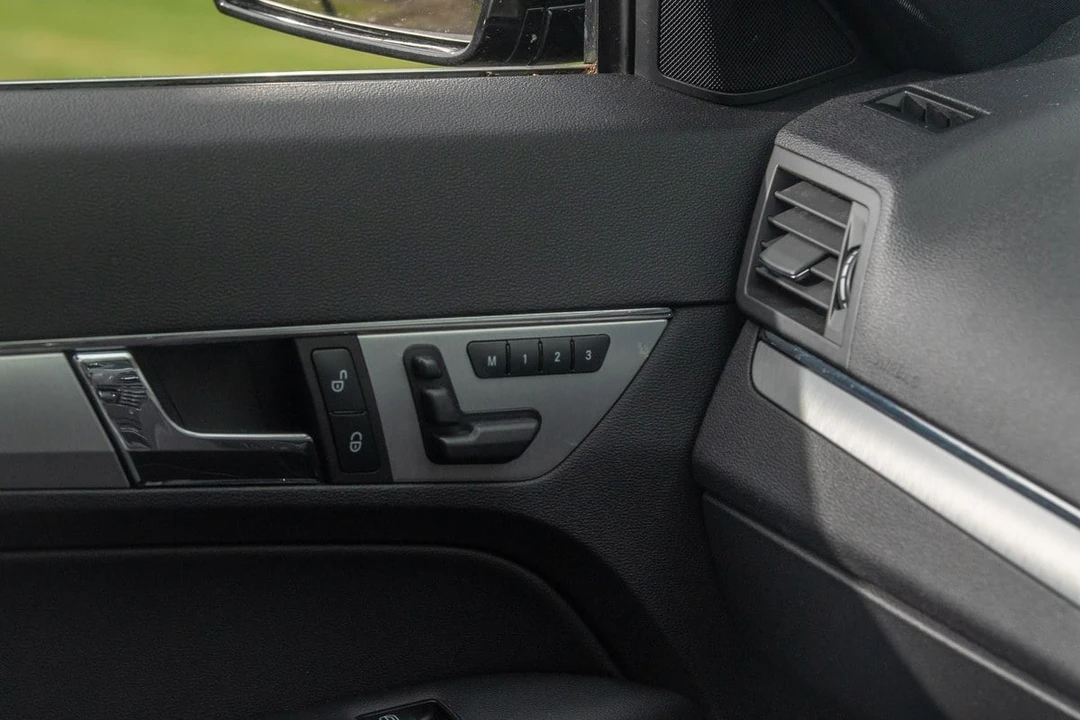 2010 Mercedes-Benz W212 E-Class - Image 25 of 30