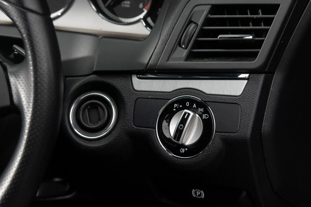 2010 Mercedes-Benz W212 E-Class - Image 24 of 30